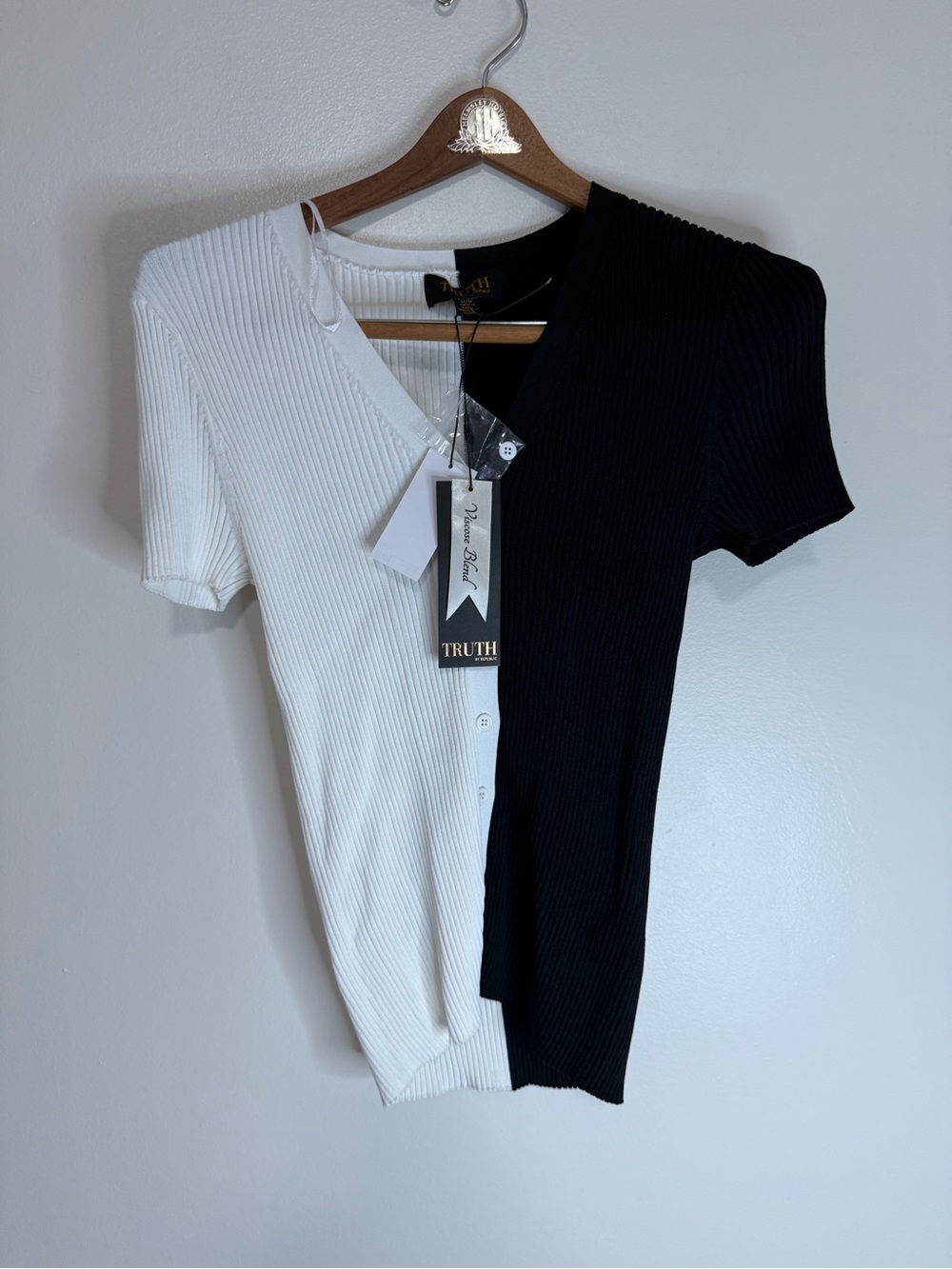 Truth NWT Truth Black & White Ribbed Short-Sleeve Button Front Top size medium